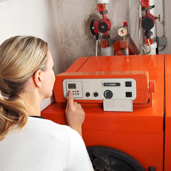 femme-regle-thermostat-chaudiere-fioul